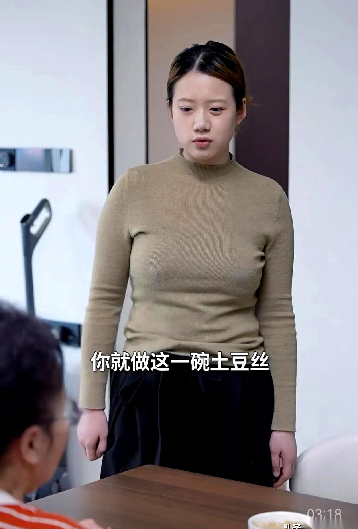 视频里，婆婆给正在哺乳期的儿媳妇做饭，一天就炒了一小碗土豆丝。这盘菜原本计划中