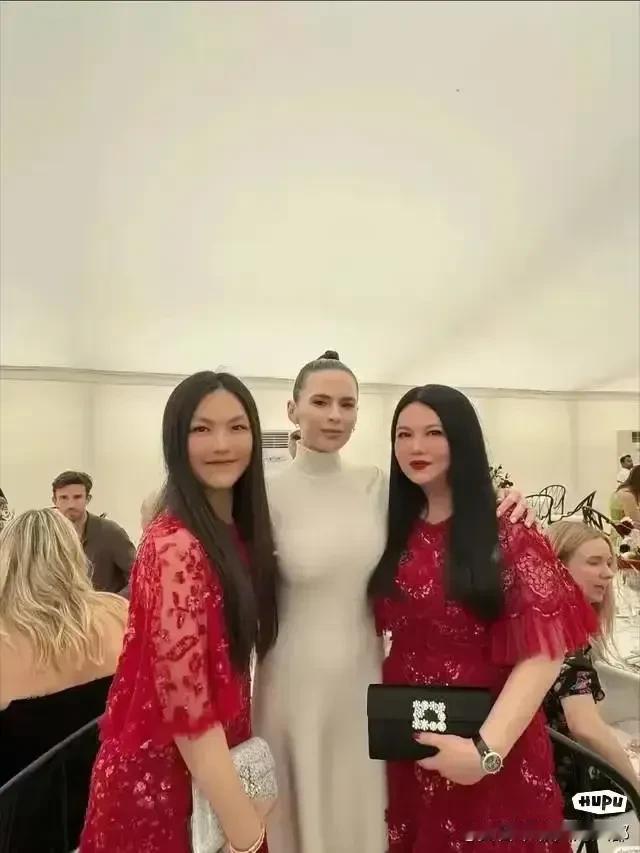 李湘为啥这么有钱？不是早就已经不混娱乐圈了吗李湘有钱那是有原因的。她可是“内娱