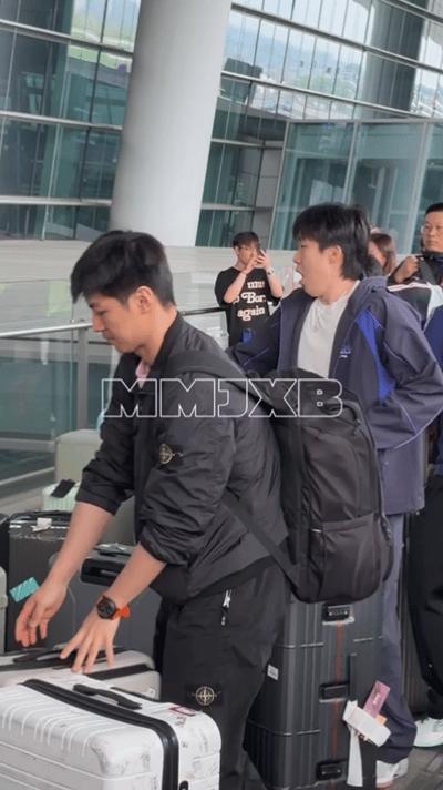 可爱，一到机场就看到了哈欠连天的头哥，一副没睡醒的样子，戴了麒麟的项链，好看帅