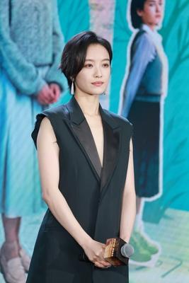 倪妮现身北京，出席央视2026电视剧片单发布会，短发造型很惊艳……好久不