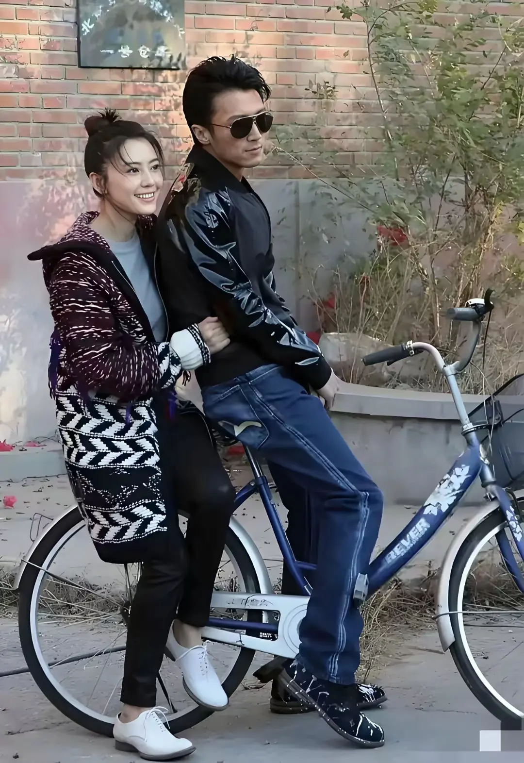 美女是做什么的呀？能坐在谢霆锋后面
