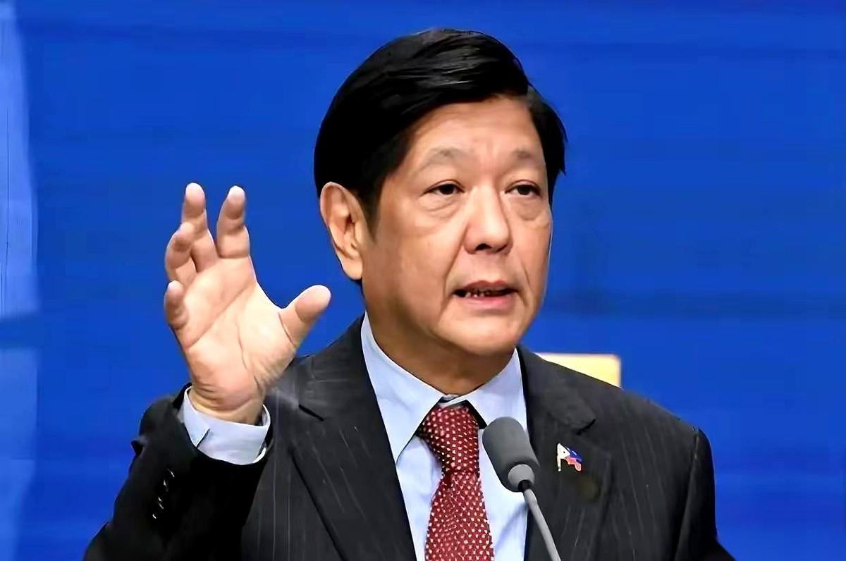 网上流传着一个极其讽刺的段子，把一场国际闹剧演得活灵活现。一个两手空空的小个子