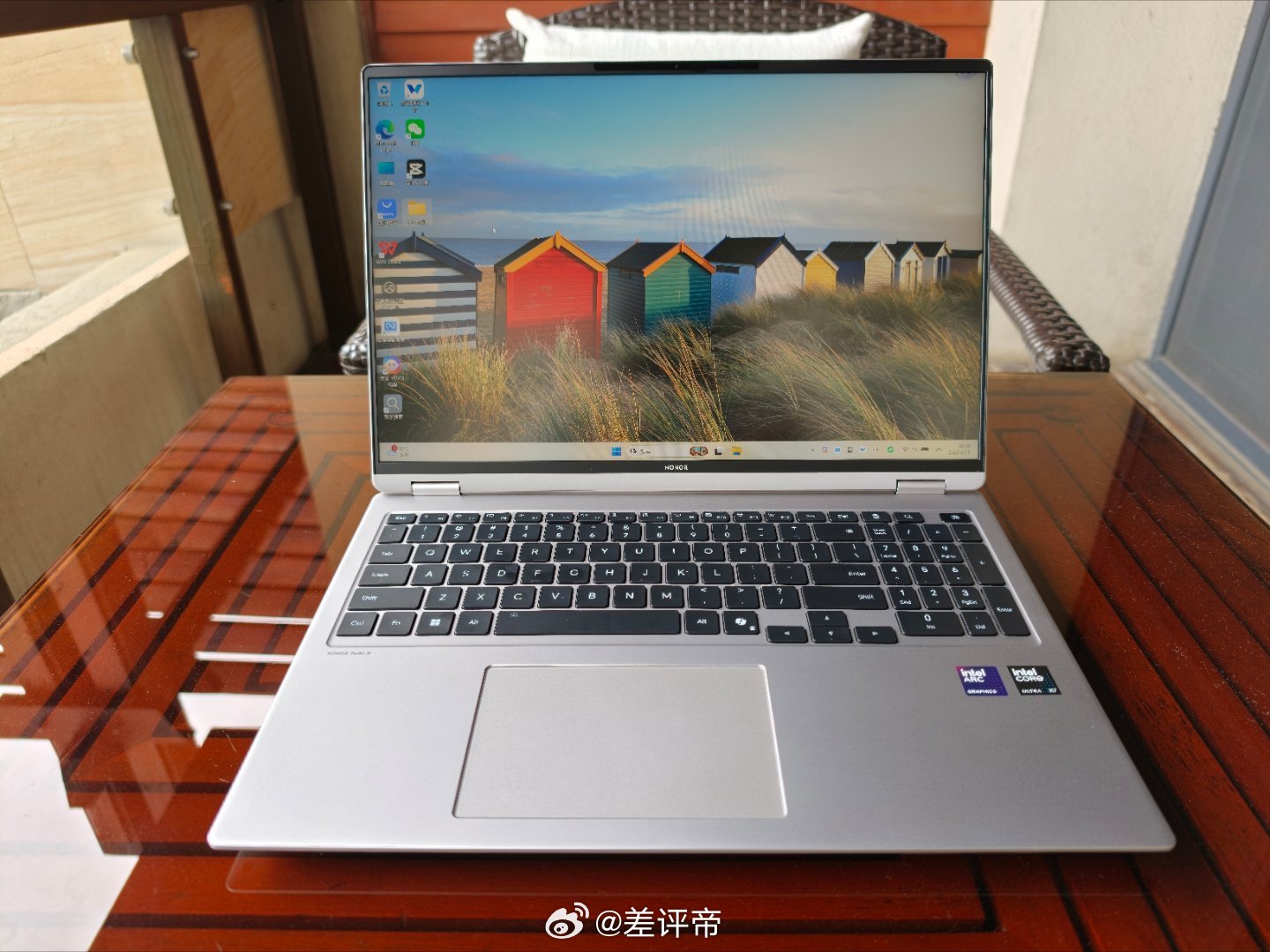 在出差带上了我的荣耀MagicBookPro16了你别说大屏剪视频就是爽