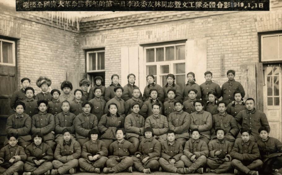 1949年1月1日，迎接全国伟大革命胜利年的第一日，李友林政委（二排右五）与松江