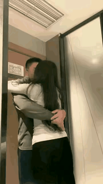 又是一年分手季，一对情侣深情相拥难分离，这注定是一段难忘的怀念，多年后也可能成为