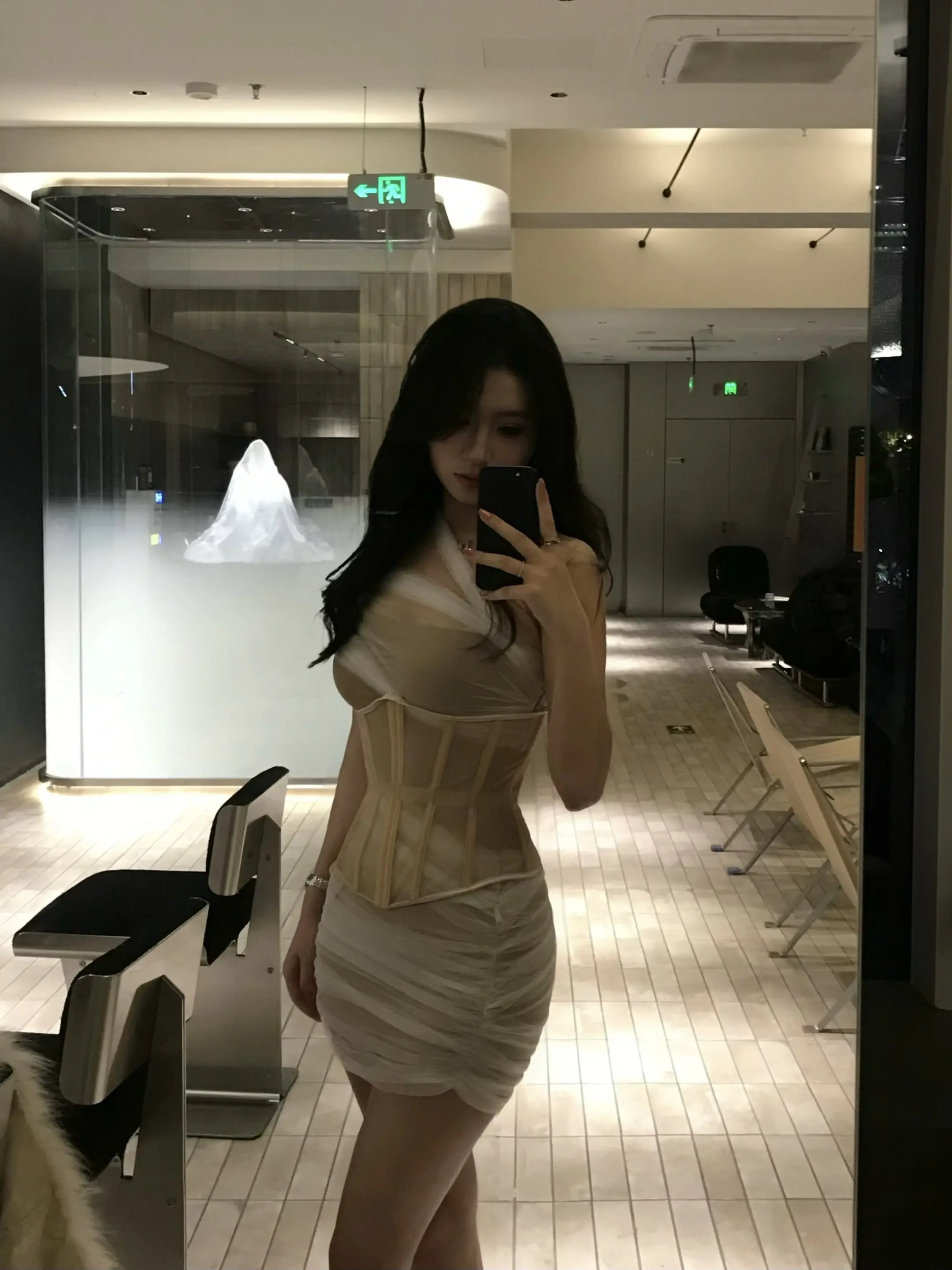 化个妆穿个露肩衣服 看着就不像好女孩了 那我给你一杯喜之郎 你看我像不像你爷爷