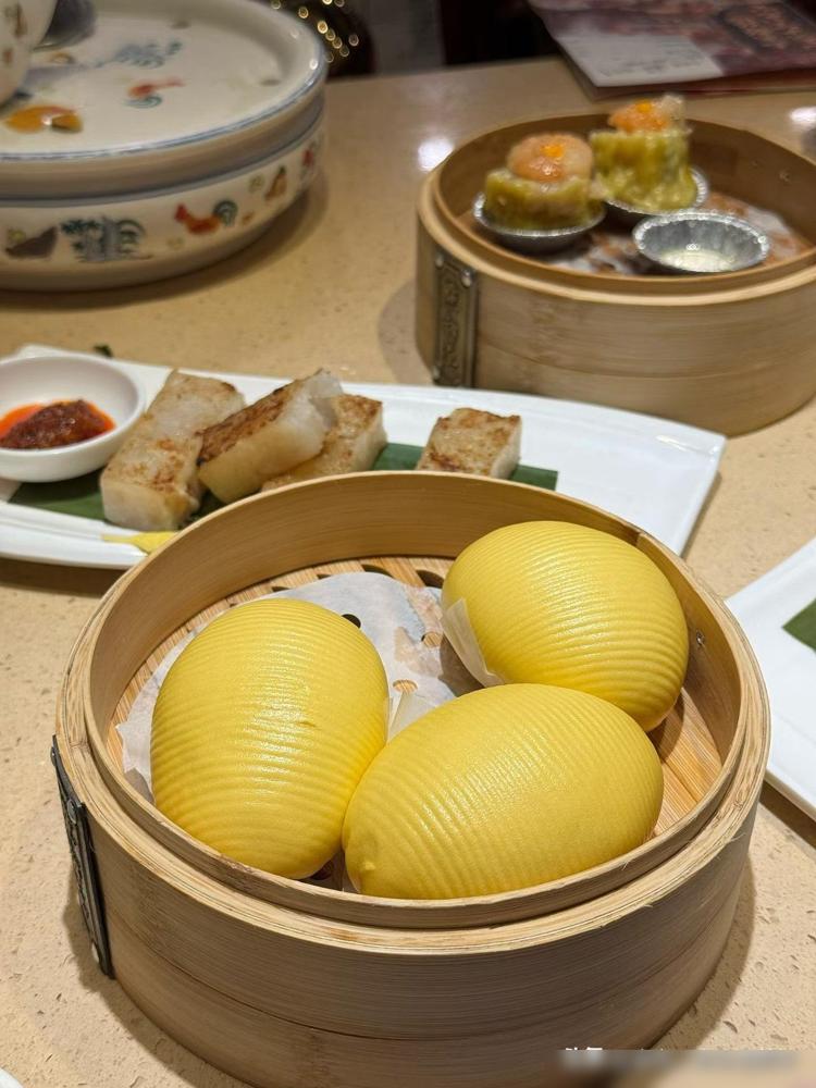 刚才无意中看我女儿跟我侄女的微信聊天。侄女问我女儿：元旦我去你家，你妈知道吗？