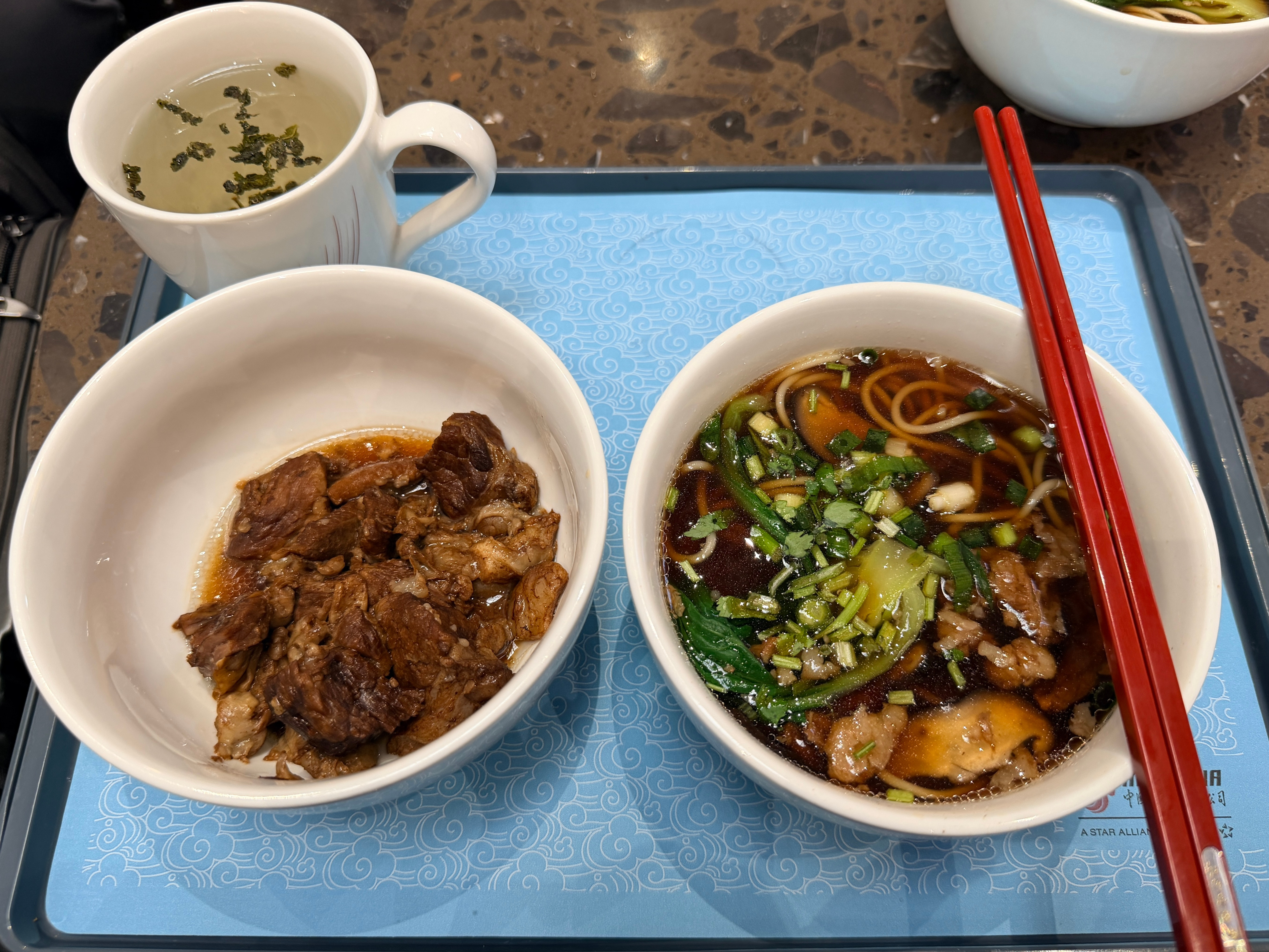 牛肉面得要面，不要面吃不饱。北京·北京首都国际机场