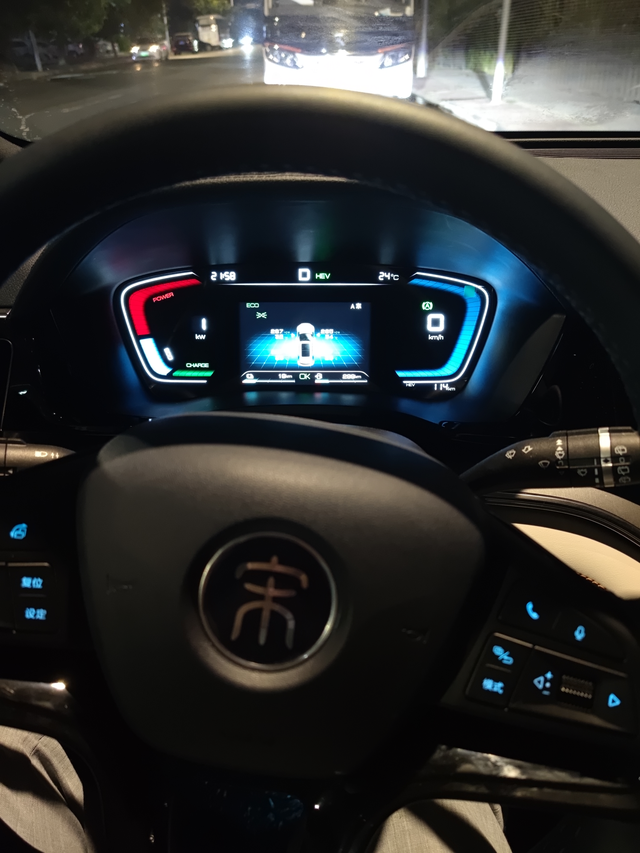 宋plusdmi方向盘轻轻握都弹手开了2周比亚迪宋plusdmi,hev