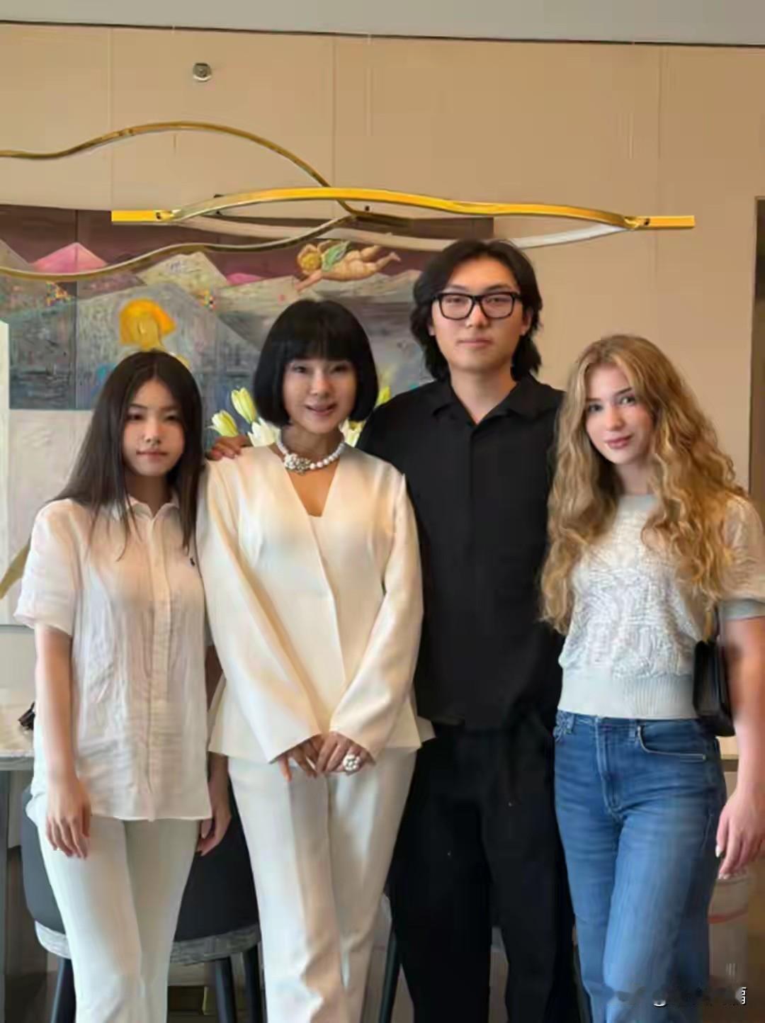 原来陈红的儿子已经结婚了，娶了一个金发碧眼的小美女。想当初陈红和企业家丈夫李