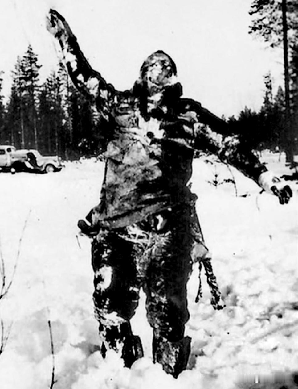 1941年12月，一名德军士兵死的时候，手里还握着一把工兵斧。他脚边是望不到头的