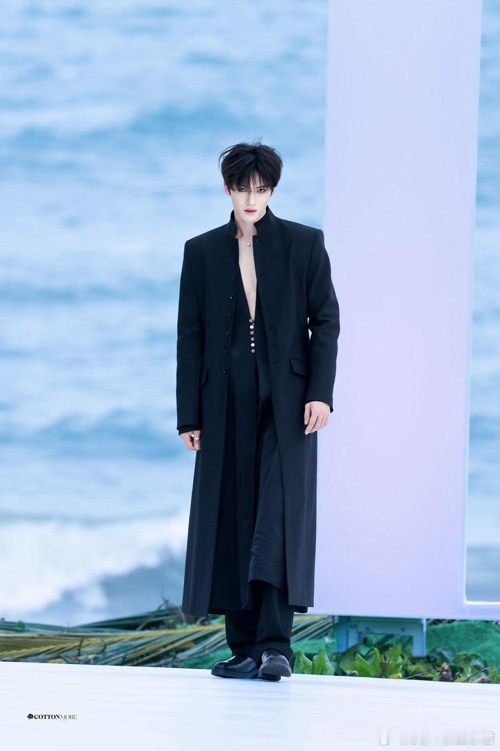 闫桉的腿像开了长腿特效这比例是真实存在的吗？感觉他从肚脐眼以下全是腿，走路自带2