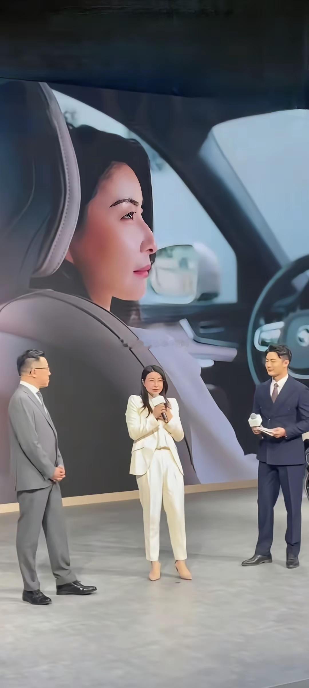 郭晶晶亮相广州车展。晶晶真的是太忙了，刚参加完全运会，圆满完成火炬手的任务，又应