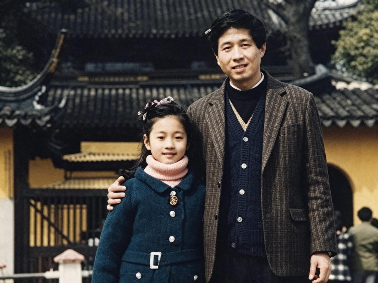这个靠在父亲身边的漂亮小女孩长大后成为家喻户晓的明星。父亲与她相处一直保持着平等