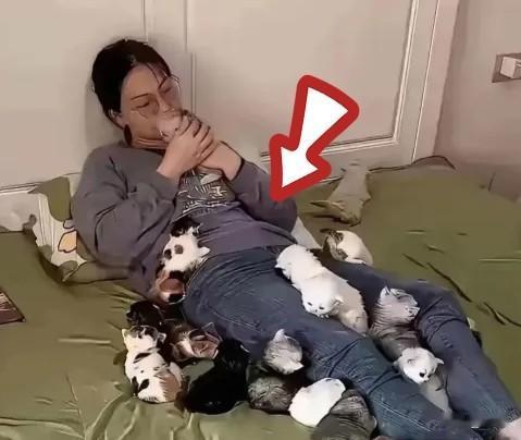 江西一位八零后女生的生活状态，在网上引发了巨大争议。她出身学霸圈层，手握985博