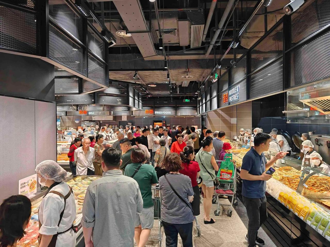 永辉超市又有新动作了。6月22日，福州奥体中心店低调上线餐饮外卖业务"永辉厨房"