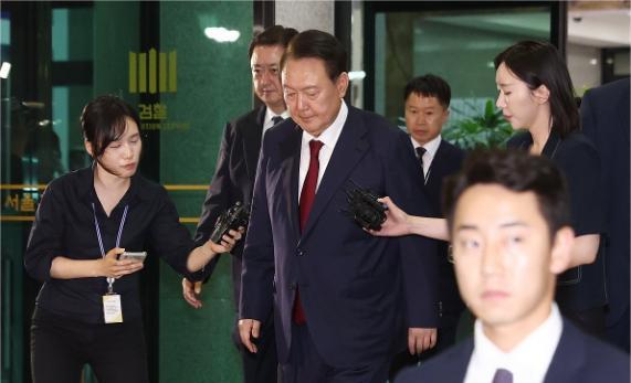 尹锡悦会精神崩溃吗？6月29日凌晨1时左右，尹锡悦拖着疲惫不堪的身体走出了独立检