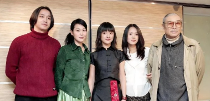 我发现伊能静和黄圣依一样，都长了一张高个子的脸。我一直以为她俩不会低于165厘