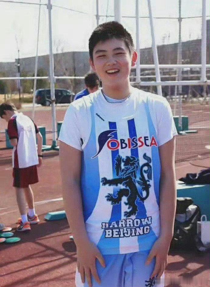 陈飞宇减肥前后对比太惊艳！曾是225斤的圆润少年，陈飞宇凭借超强自律，半年狂甩