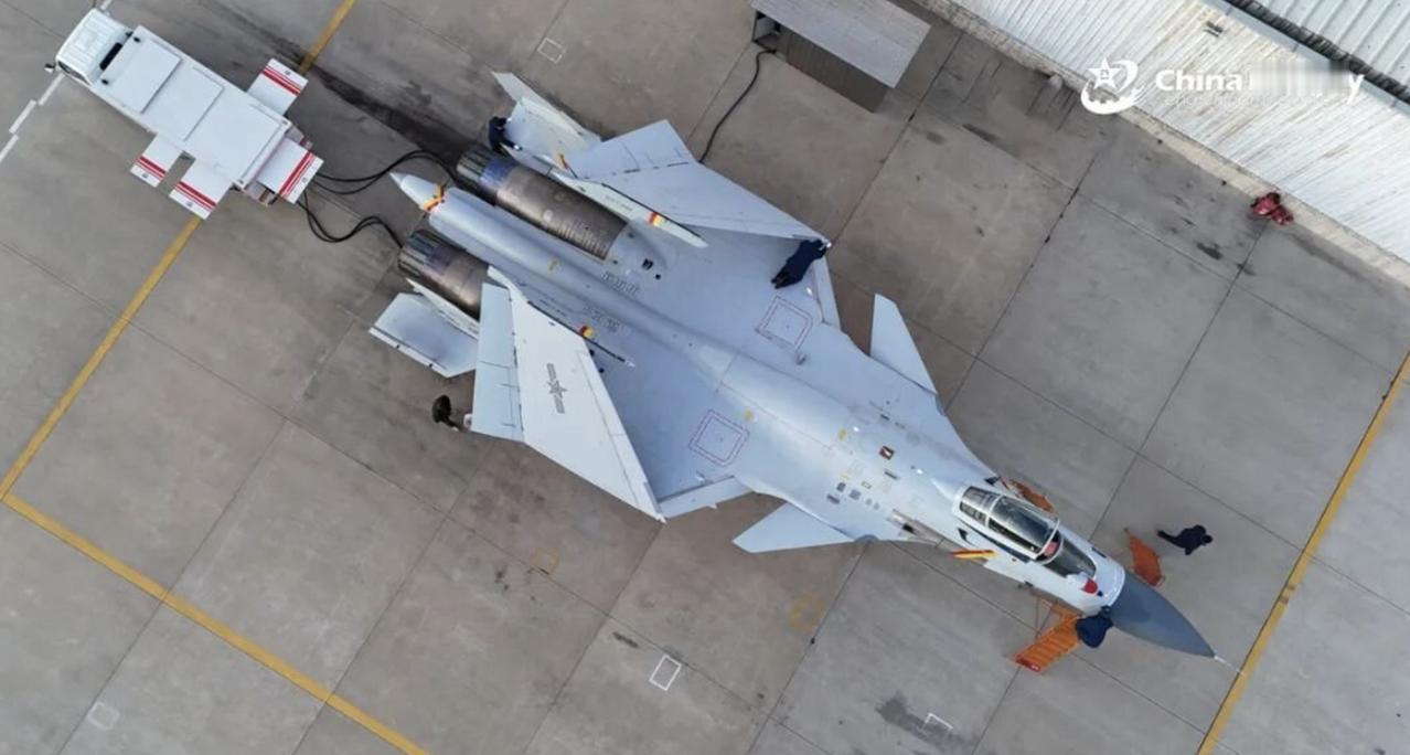 这都能公开了？图一是机翼折叠起来的歼-15。图二图三图四，是歼-15T的