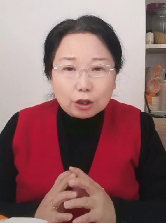 我划开杜大娘的直播，几十人。再切到许敏那边，几千人。一个残酷的真相砸在我脸上