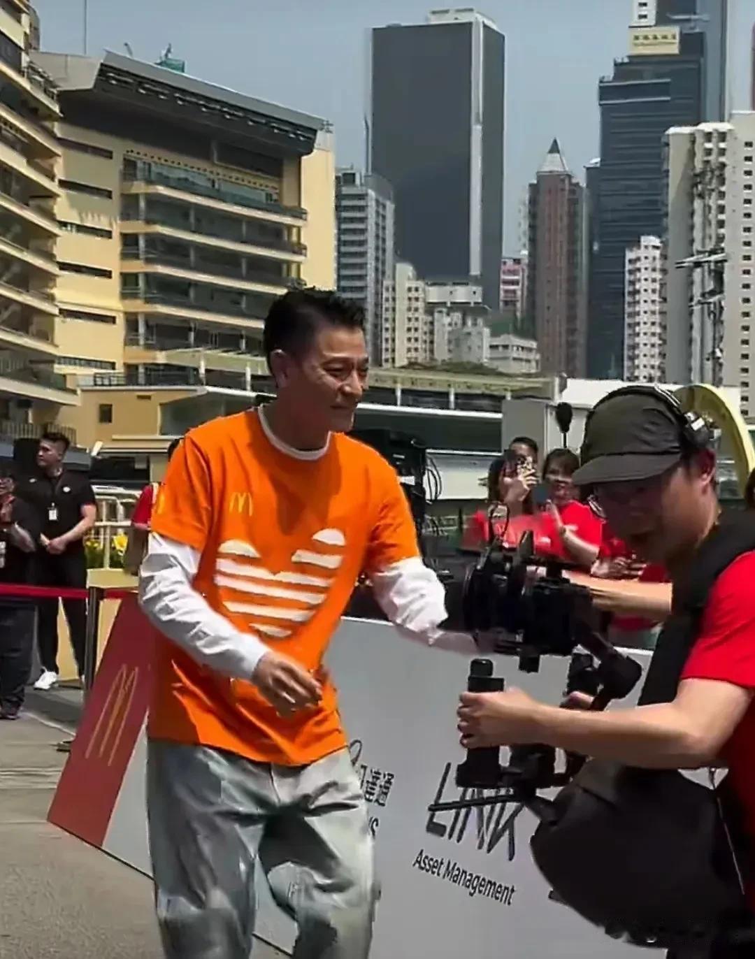 天王刘德华和香港顶流姜涛，同场现身“麦当劳爱心儿童马拉松”活动，刘德华保养得太好