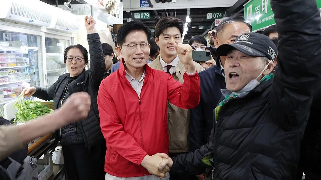 前天还需要法院主持公道的金文洙今天就深信35岁的初选议员金勇泰能够改革曾经罢