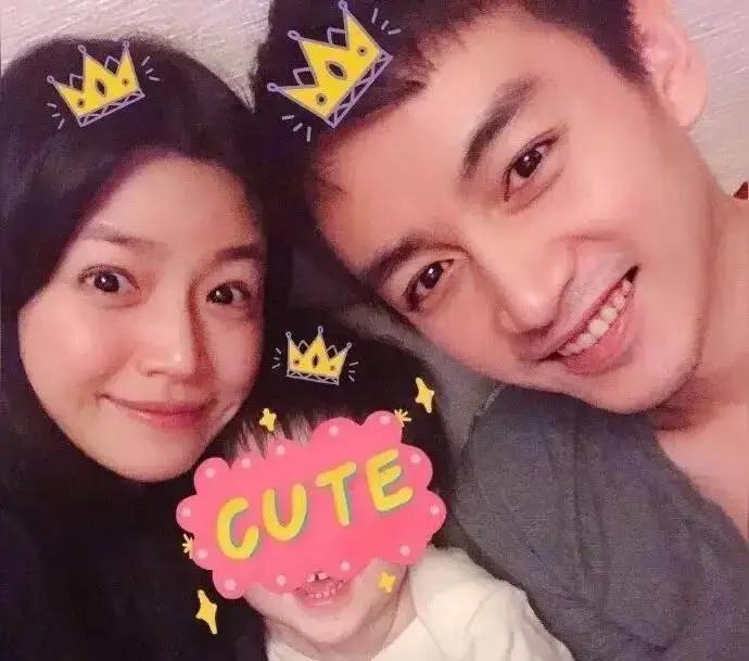 8年零绯闻，他们怎么做到的？陈晓陈妍希最近一次同框，是在北京一所小学门口。