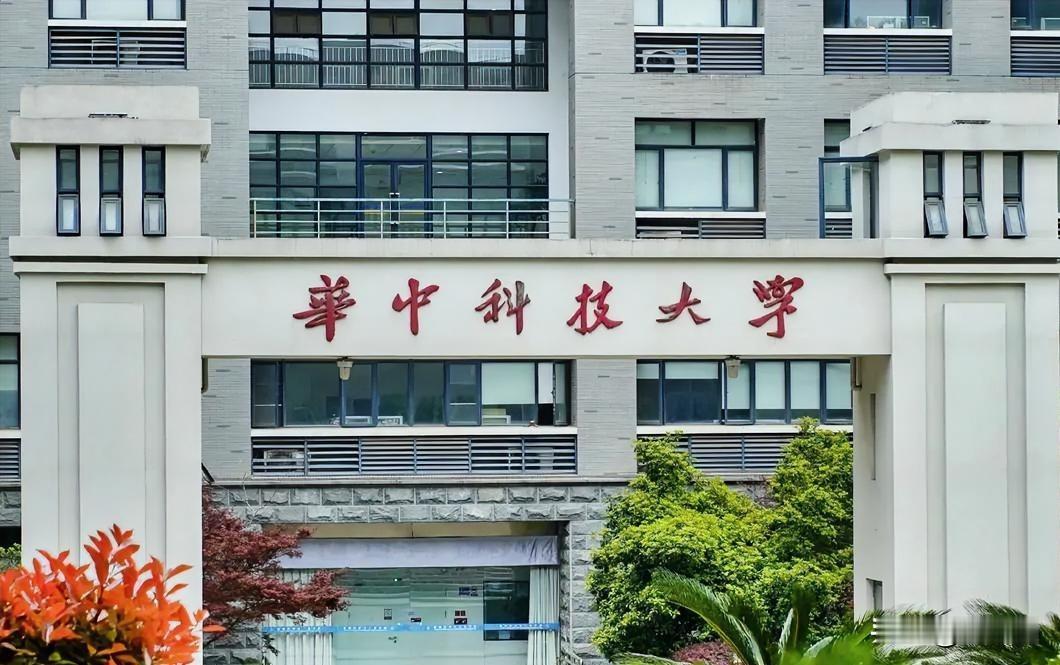 侄子考上华中科技大学了，上学前，大嫂跟他说每个月给他2000生活费，跟你堂姐一