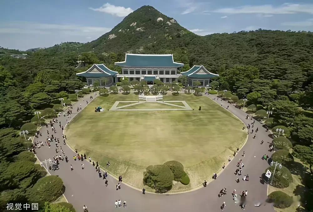 李在明要将总统府迁回青瓦台，他直言，现在龙山总统府像座墓地，在那办公很荒唐。​