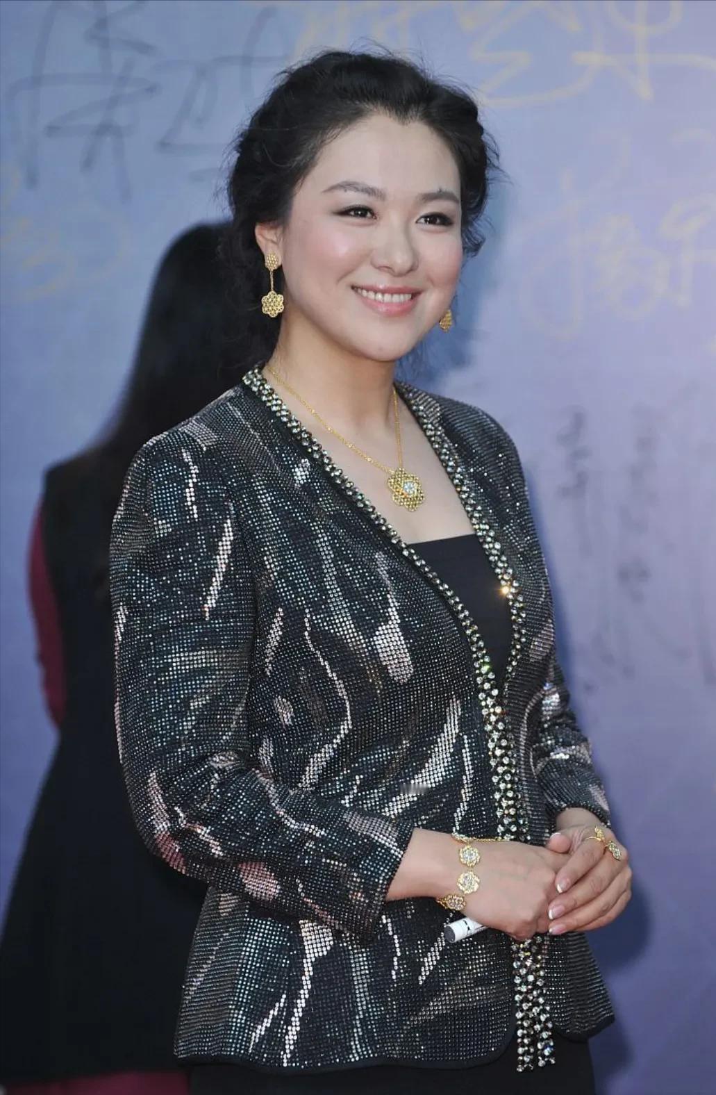她即使已经发福成大妈的身材了，但这一点不影响她整体的美感，她向人们诠释了美丽和优