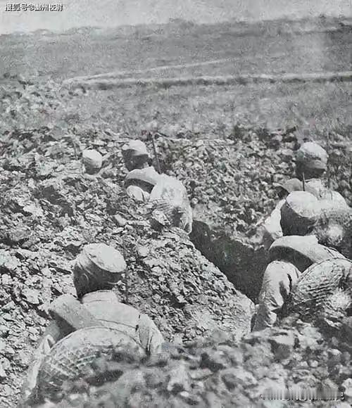 战壕里没活人了。12个俘虏弯腰捡枪，指导员问：“想好了？”第一个人说：“俺爹也穿