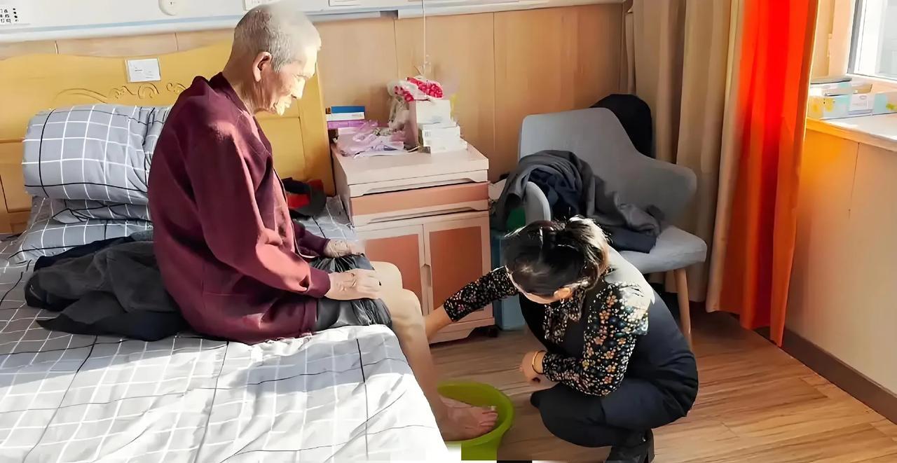 太扎心了！四川广安，一大爷儿子去世，留下2个孙子孙女，大爷的儿媳，不离不弃，一直