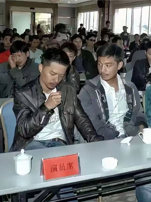 那时候都是普通样，现在都是明星啦。