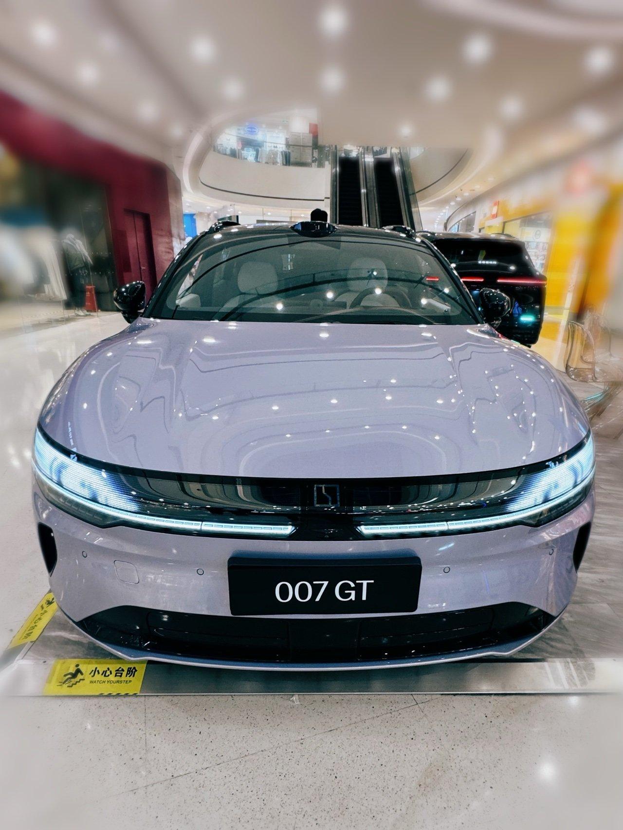 极氪007GT一露面就自带气场，那种贴地飞行的运动感真的太戳人了，光看姿态就知