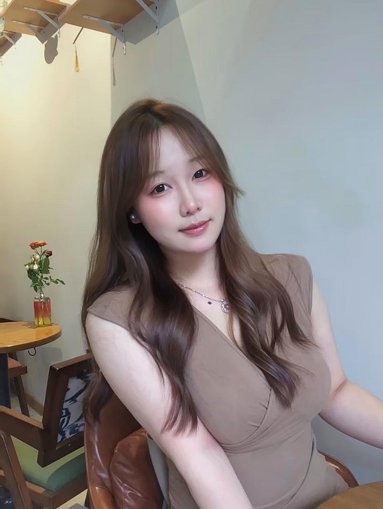 软妹子穿上礼服，很有气质又很有魅力。