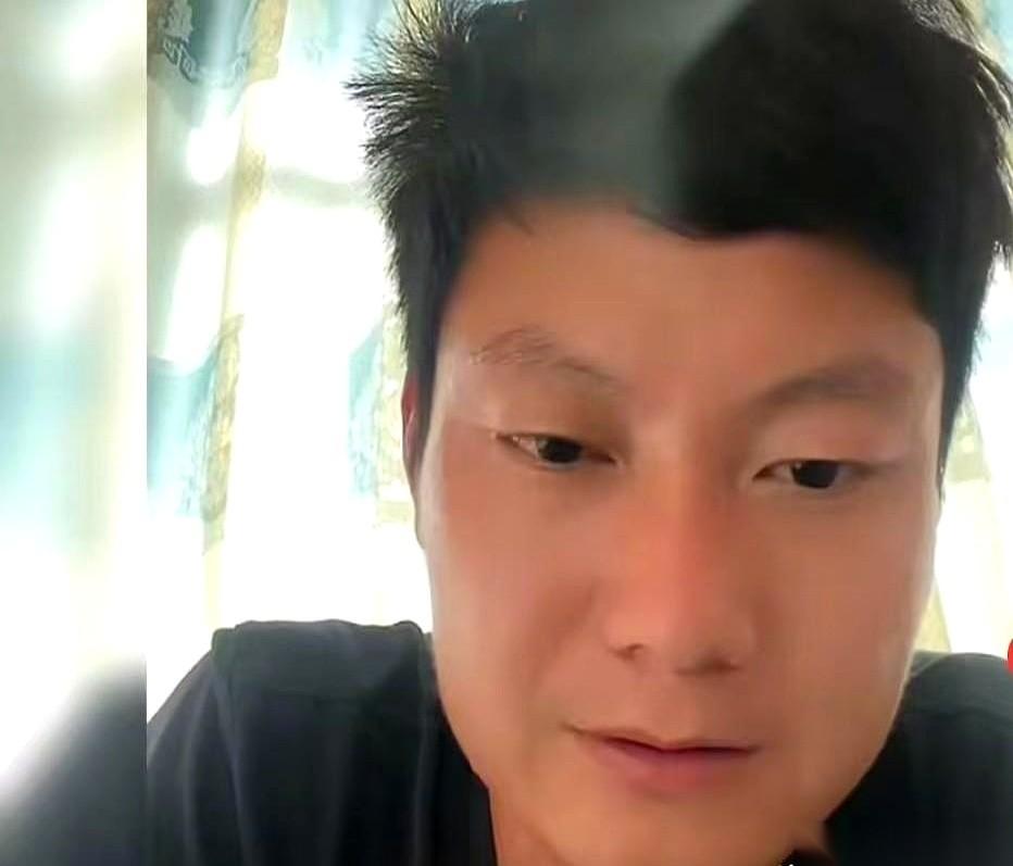 直播间里那小伙一张嘴，门牙豁了。漏着风，看着至少没了两三颗。以为是搞笑整活？