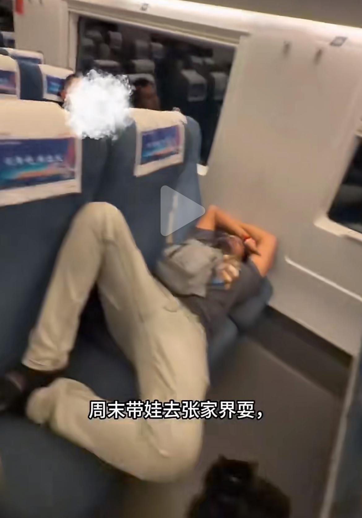 网友在去张家界的高铁上碰到一群印度游客，在高铁上躺得横七竖八的。有三个游客躺在椅
