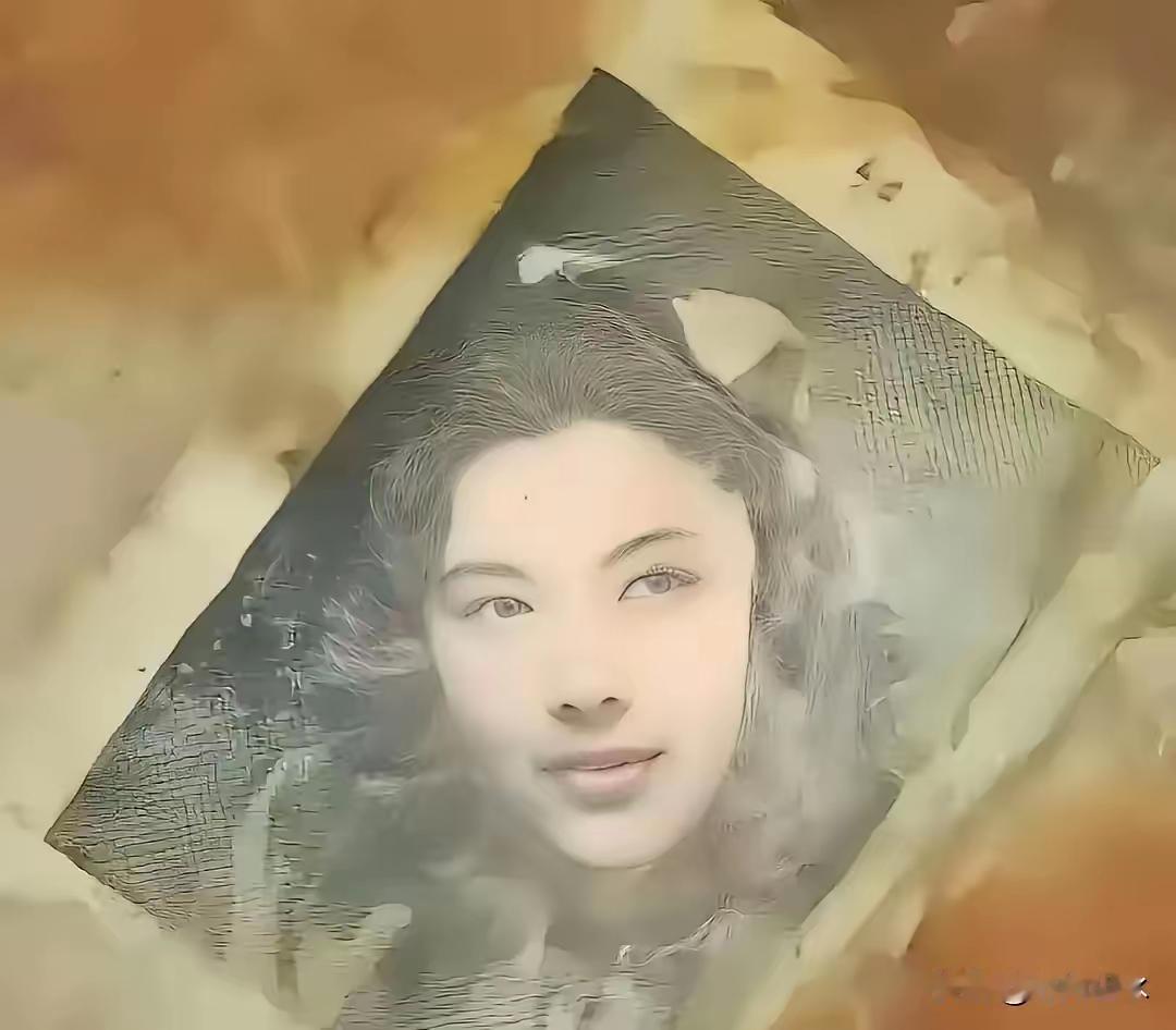 2016年，韩国送回一批烈士遗骸。其中一个骨灰盒里有个小铜镜，打开发现夹着张旧照