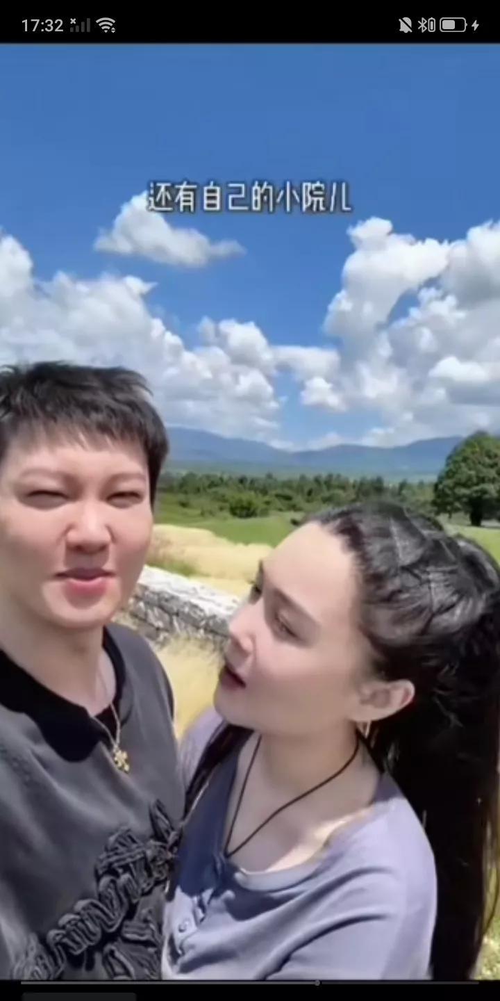 昨天，本山大叔女儿球球更新作品，上传与老公国外旅行照片，夫妻二人恩爱有加，幸福感