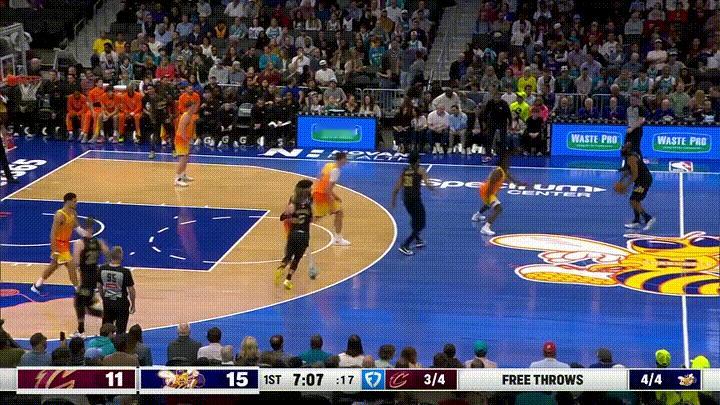 骑士超级巨星哈登真是太“目中无人”了！在今天骑士客场挑战黄蜂的比赛中，当时比赛进