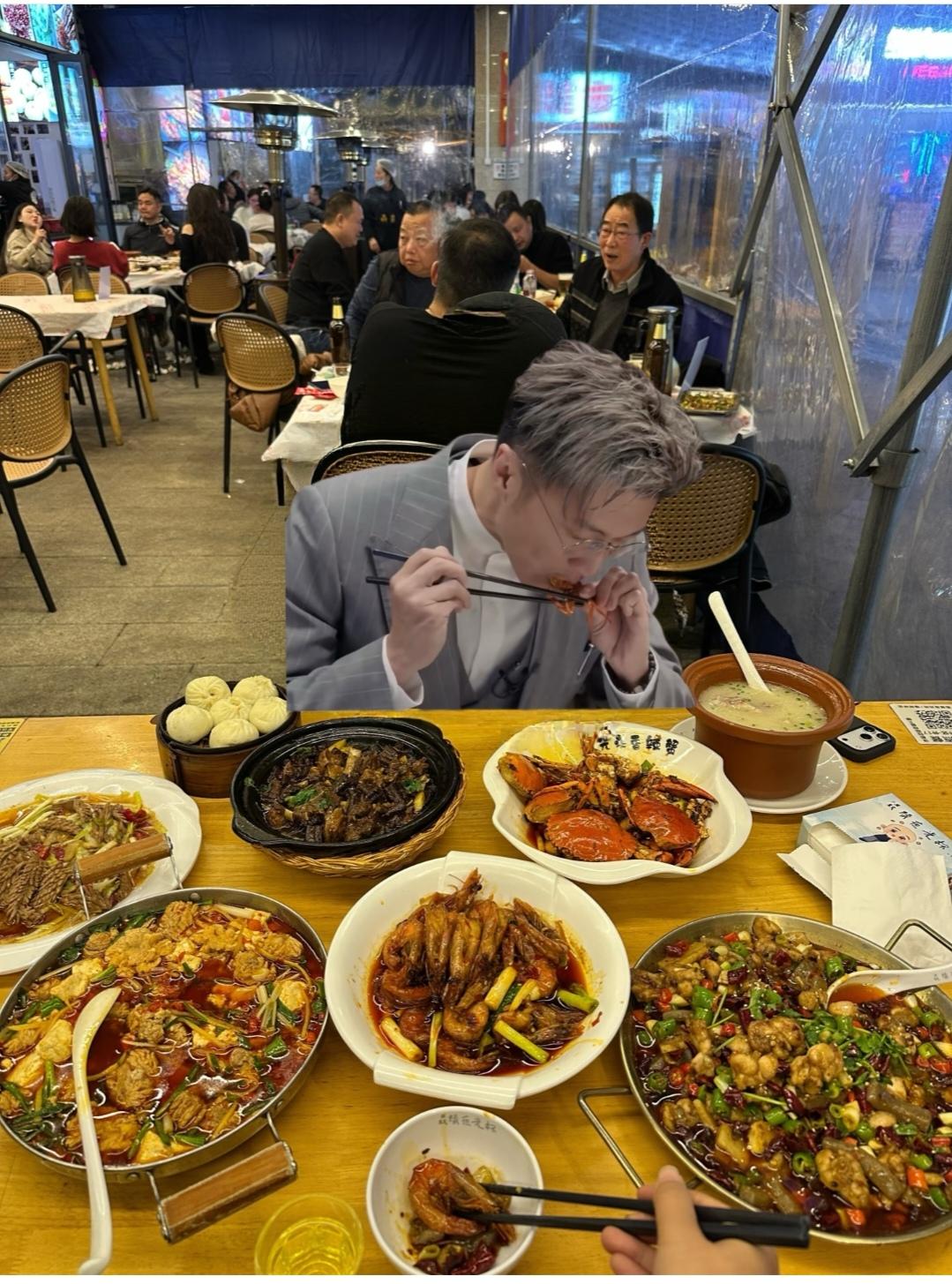 越是大明星，越低调，在这样的场合吃的这么香。