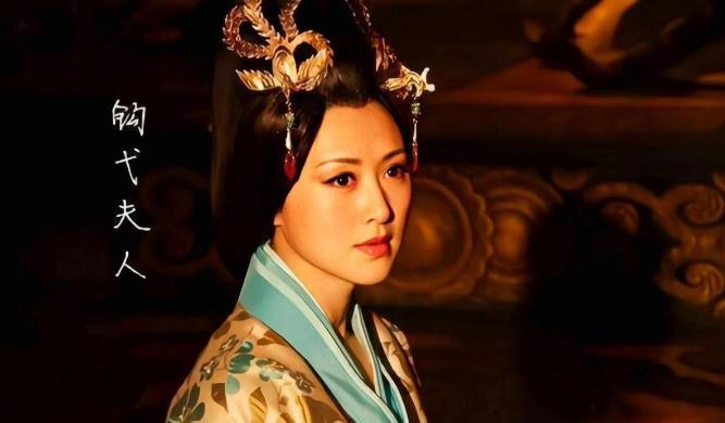 公元前88年，22岁的钩弋夫人刚刚侍寝完70岁的汉武帝。汉武帝突然变脸，下令：“