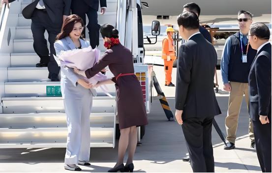 郑丽文选择搭乘中国大陆航班，而不是台湾航班前往中国大陆访问，民进党当局非常憋屈！