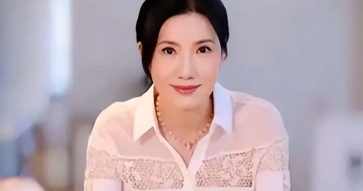 关秀媚：从港姐到荧幕大嫂的传奇人生