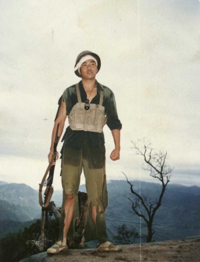 上世纪80年代，一位参加对越自卫反击战的士兵。头部挂了彩，衣衫褴褛，脖子上还挂着