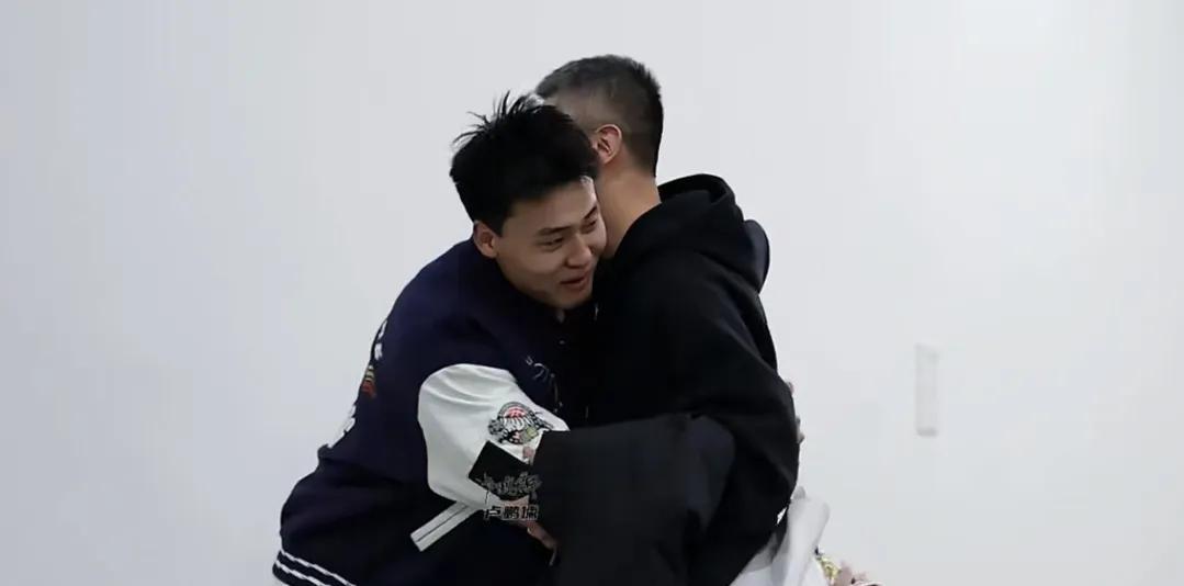 两次拥抱！第一次，去年底，郭士强飞新疆找赵睿，两人站在走廊里聊了很久，临走时赵