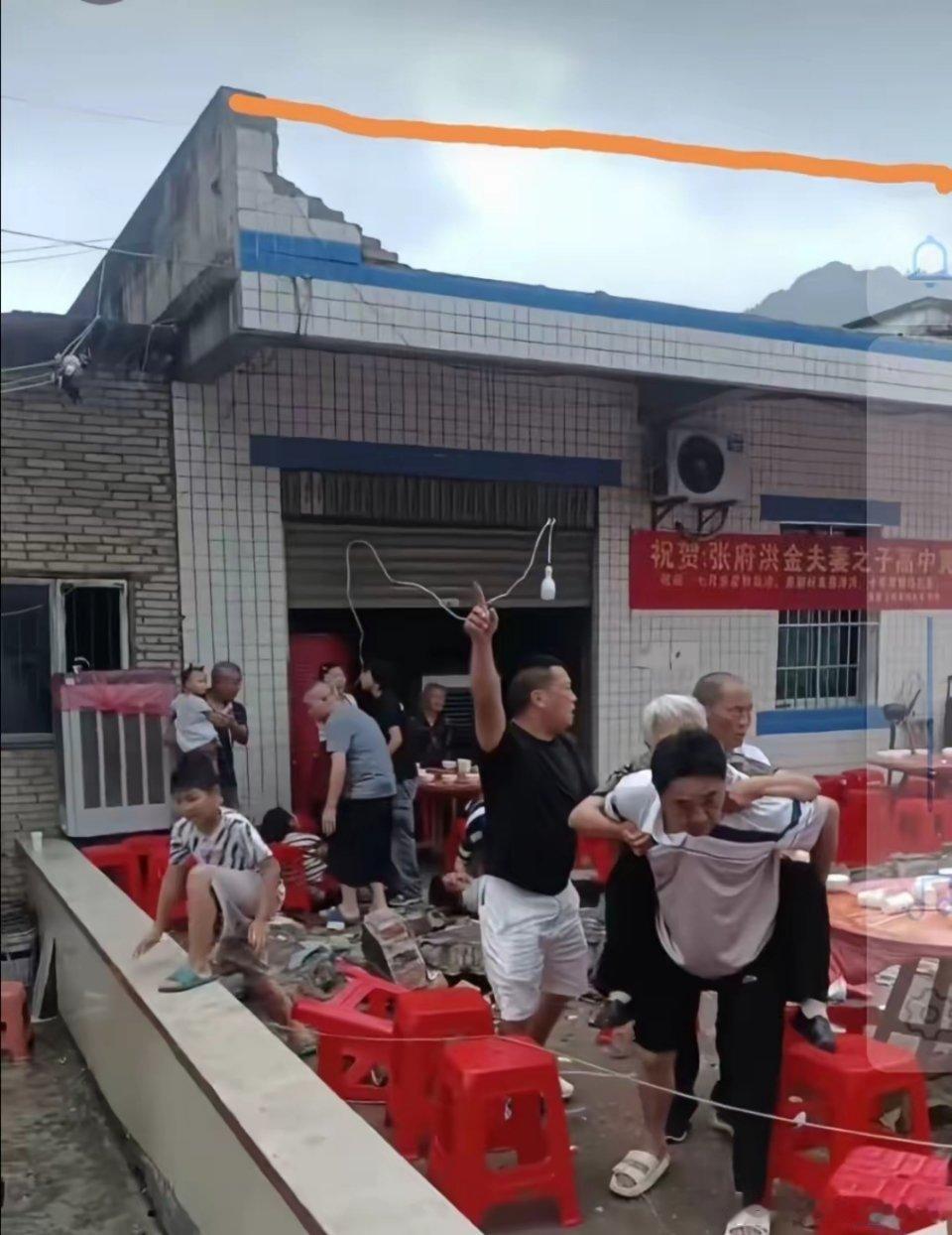 四川宜宾这场升学宴，真是看得人后背发凉。好好的喜事，转眼成了白事，那面压垮了宾客
