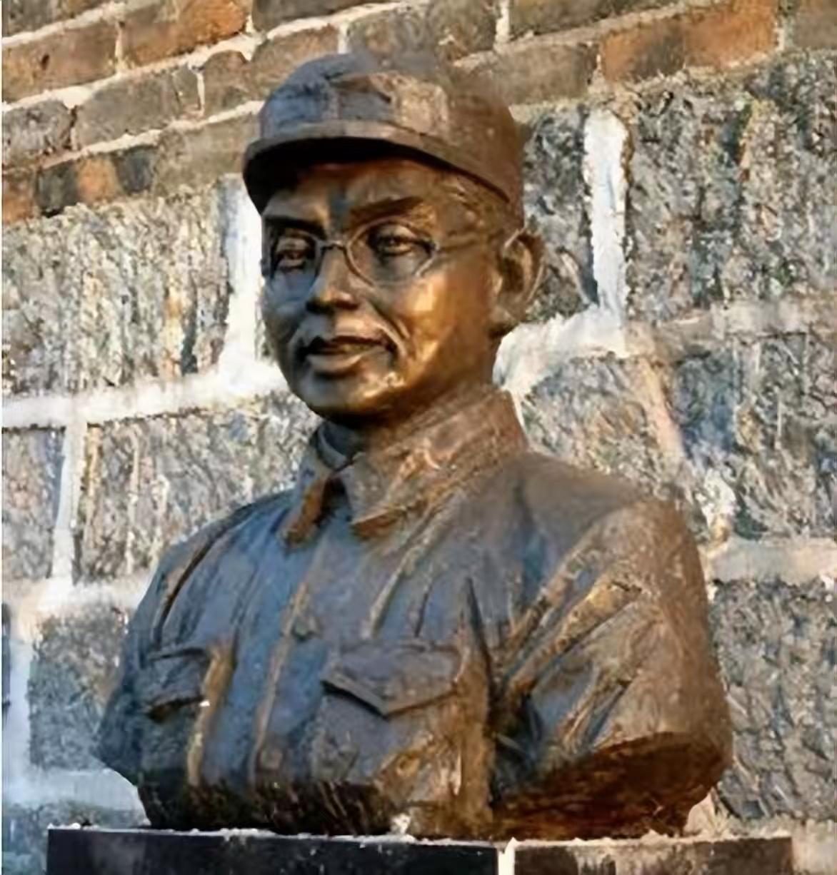 他是新四军领袖之一，35岁交完党费后自杀，儿子如今已是国之栋梁。这位新四军