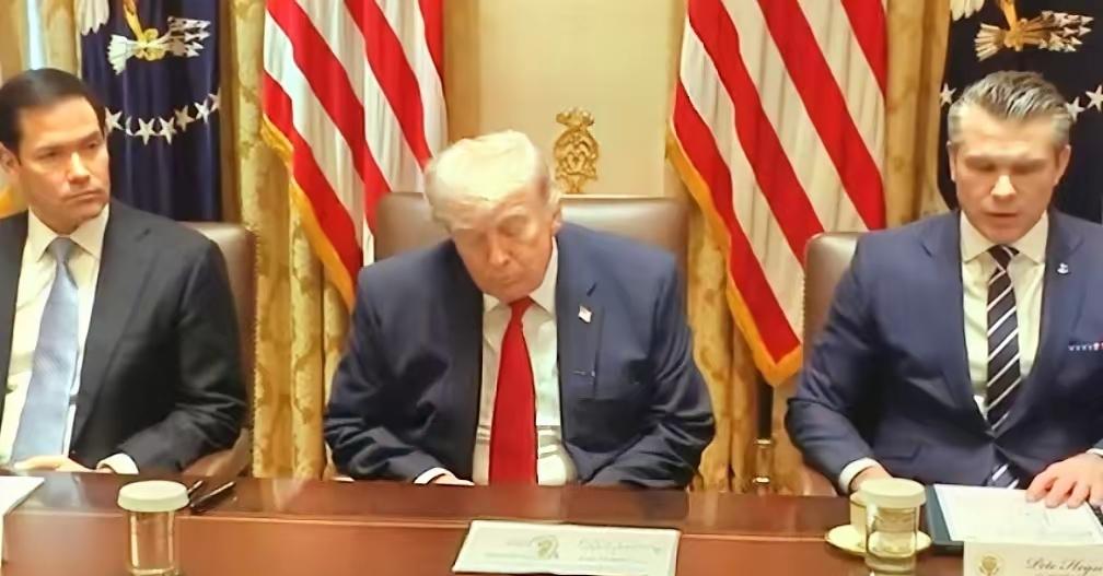 ​在大会上，大家都能看到总统特朗普经常打瞌睡。这已经成了司空见惯的现象，就连旁边